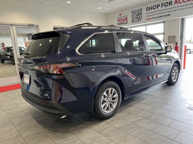 2025 Toyota Sienna LE