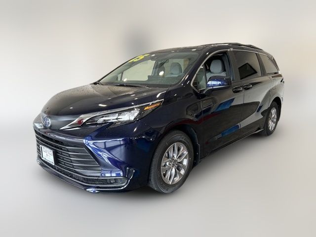 2025 Toyota Sienna LE