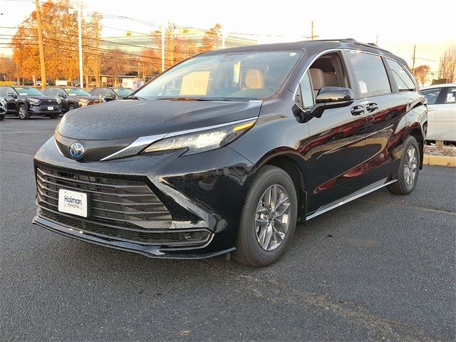 2025 Toyota Sienna LE