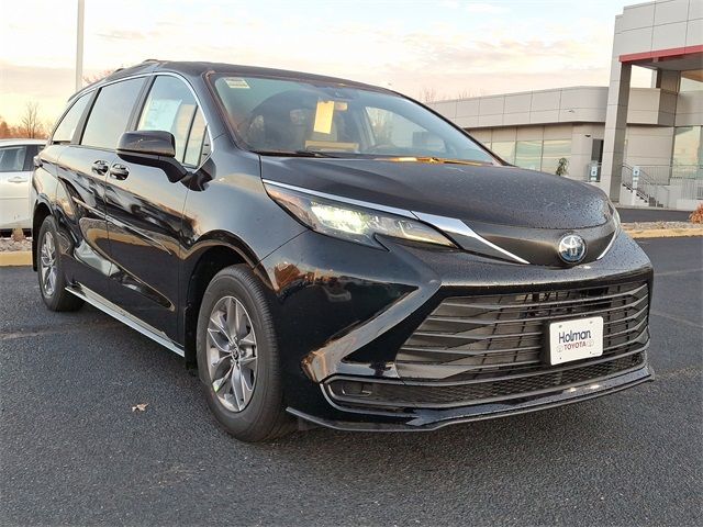 2025 Toyota Sienna LE