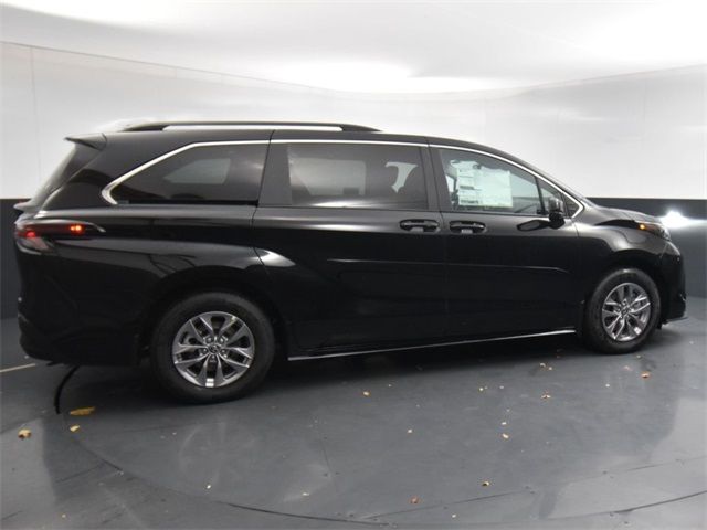 2025 Toyota Sienna LE