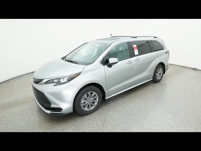 2025 Toyota Sienna LE