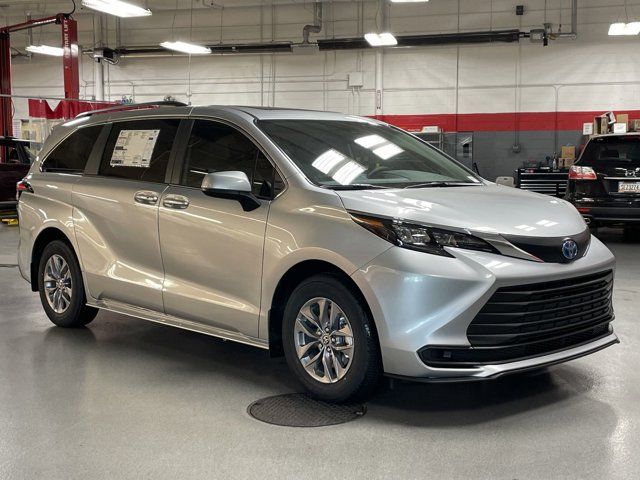 2025 Toyota Sienna LE