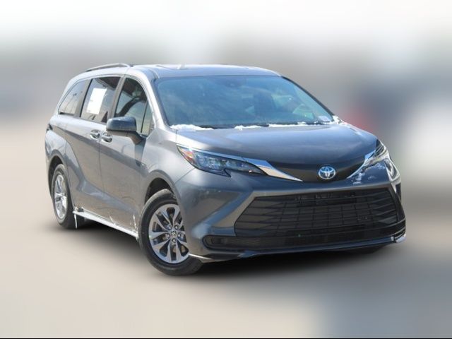 2025 Toyota Sienna LE