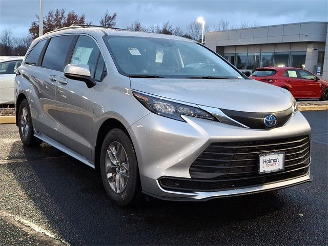 2025 Toyota Sienna LE