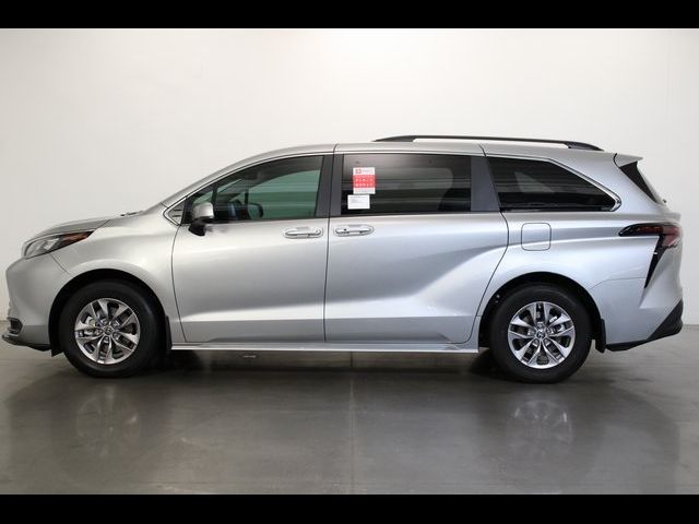 2025 Toyota Sienna LE