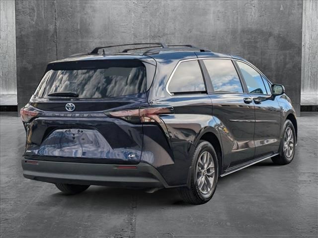 2025 Toyota Sienna LE