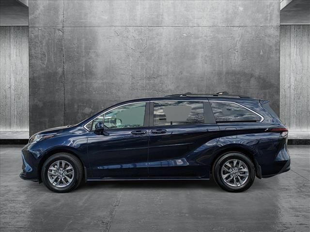 2025 Toyota Sienna LE