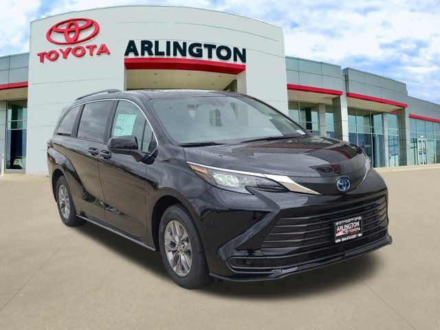 2025 Toyota Sienna LE