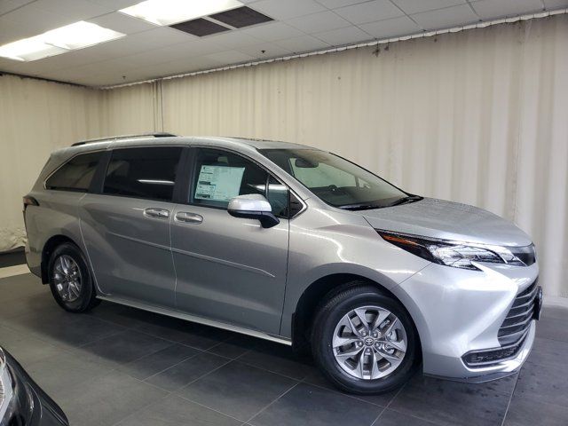 2025 Toyota Sienna LE