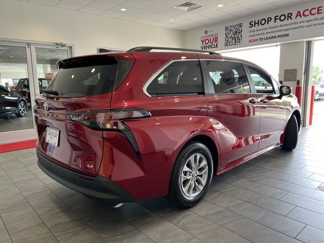 2025 Toyota Sienna LE
