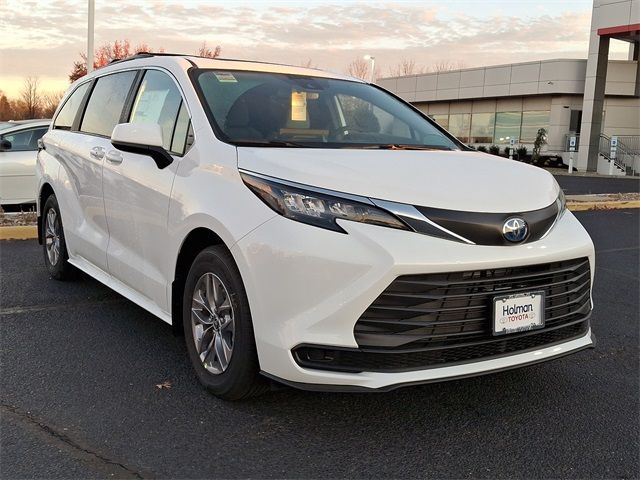 2025 Toyota Sienna LE