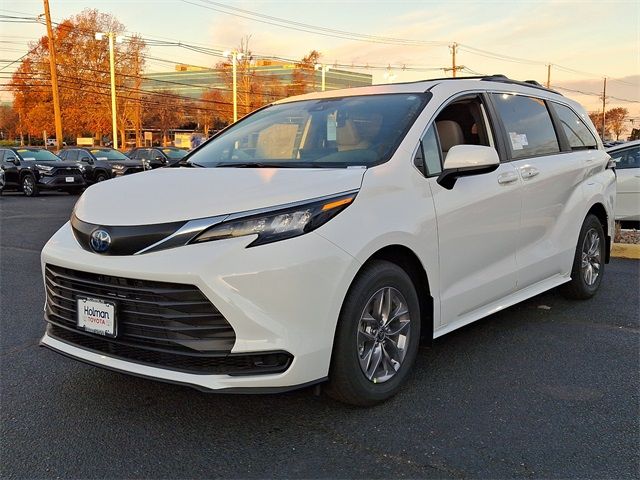 2025 Toyota Sienna LE