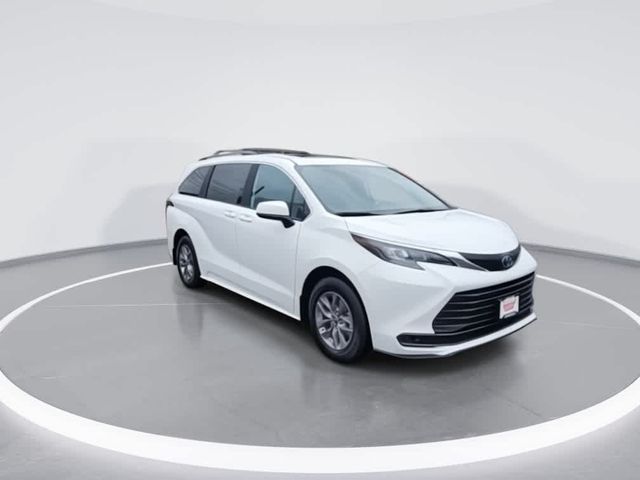 2025 Toyota Sienna LE