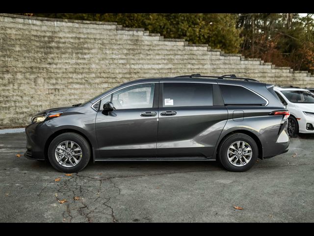 2025 Toyota Sienna LE