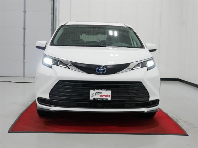 2025 Toyota Sienna LE