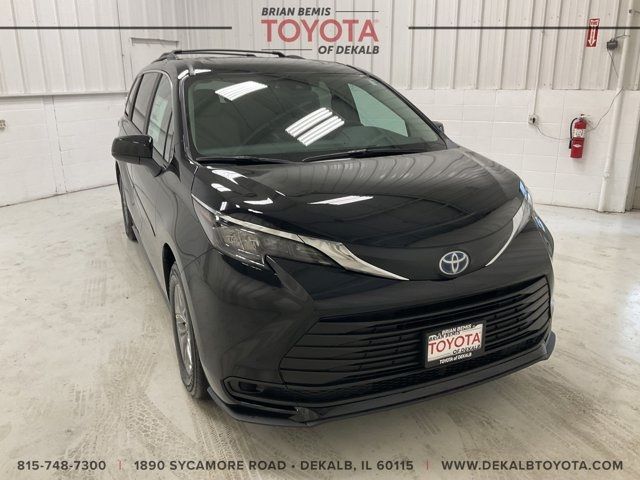 2025 Toyota Sienna LE