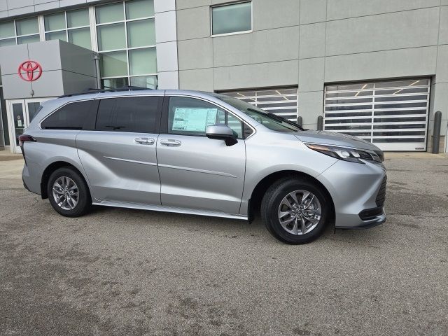 2025 Toyota Sienna LE