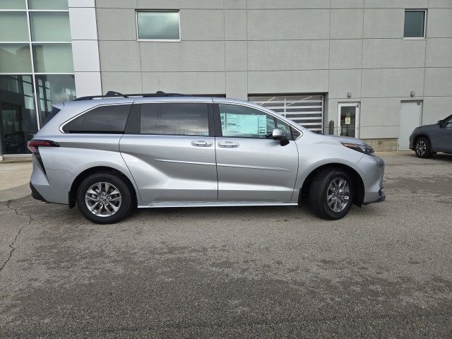 2025 Toyota Sienna LE