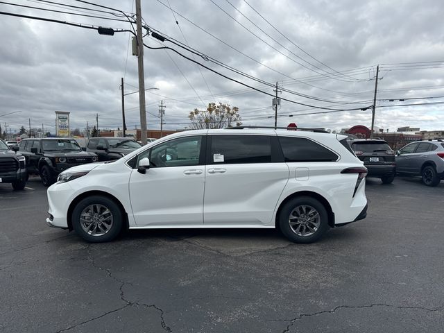 2025 Toyota Sienna LE