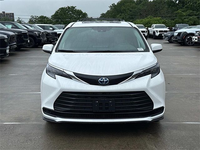 2025 Toyota Sienna LE