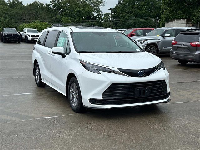 2025 Toyota Sienna LE