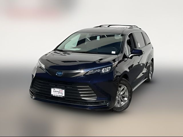 2025 Toyota Sienna LE