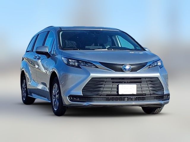 2025 Toyota Sienna LE