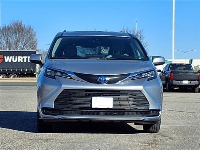 2025 Toyota Sienna LE