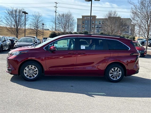 2025 Toyota Sienna LE