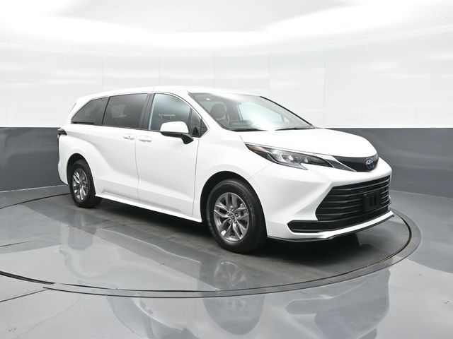 2025 Toyota Sienna LE