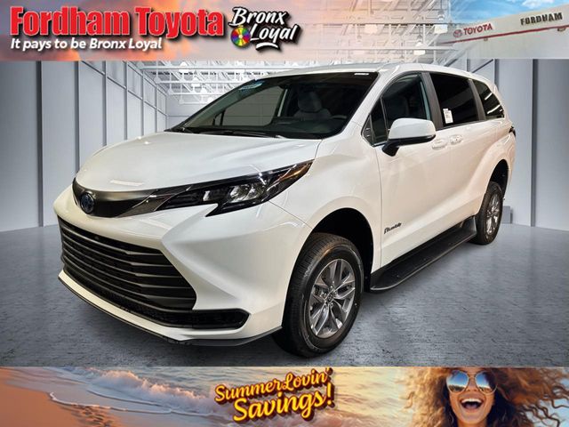 2025 Toyota Sienna LE