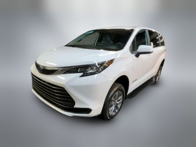 2025 Toyota Sienna LE