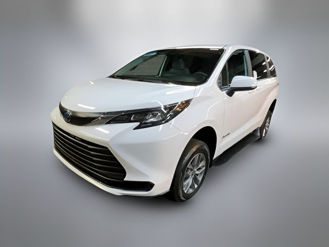 2025 Toyota Sienna LE