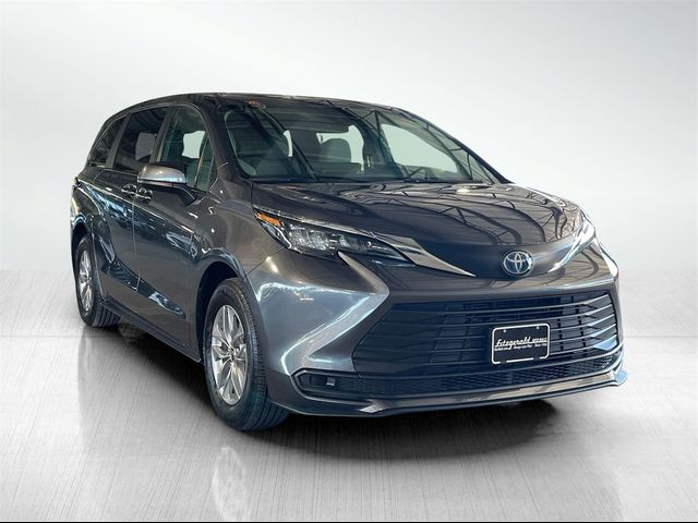 2025 Toyota Sienna LE