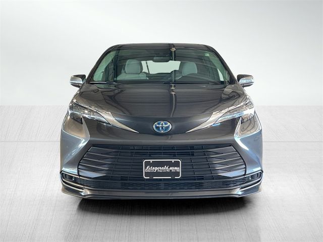 2025 Toyota Sienna LE