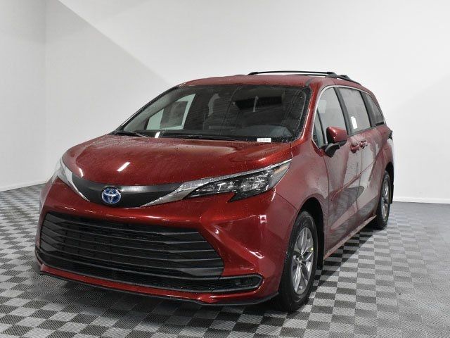 2025 Toyota Sienna LE