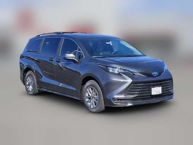 2025 Toyota Sienna LE