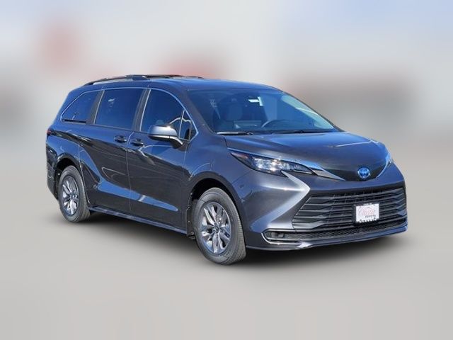 2025 Toyota Sienna LE