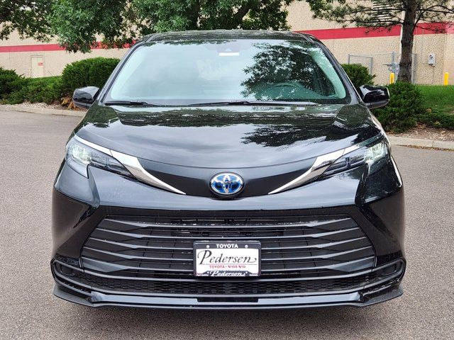 2025 Toyota Sienna LE