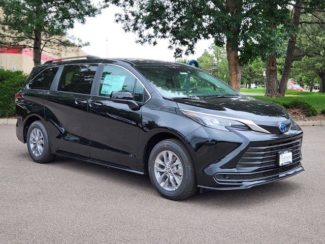 2025 Toyota Sienna LE