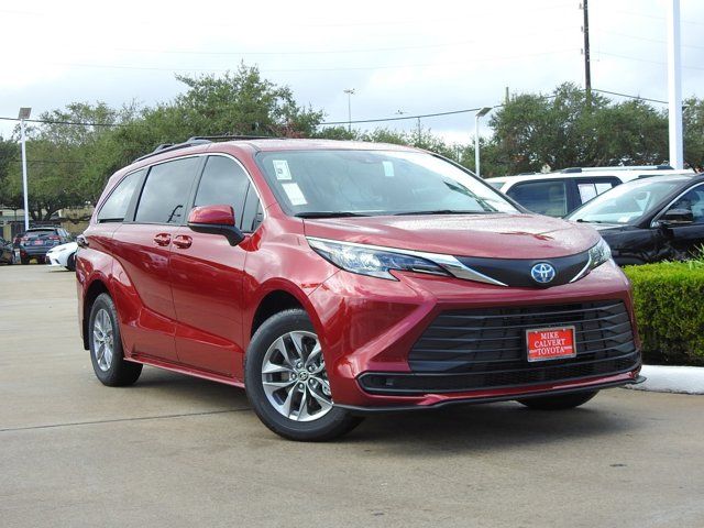 2025 Toyota Sienna LE