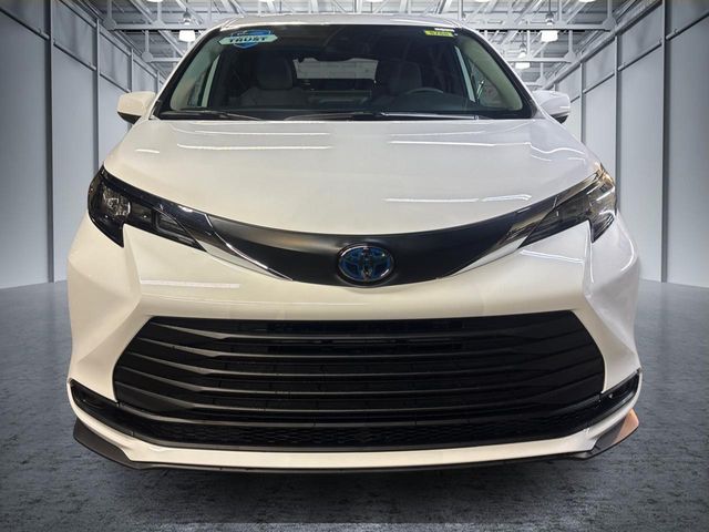 2025 Toyota Sienna LE