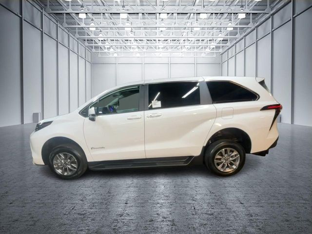 2025 Toyota Sienna LE