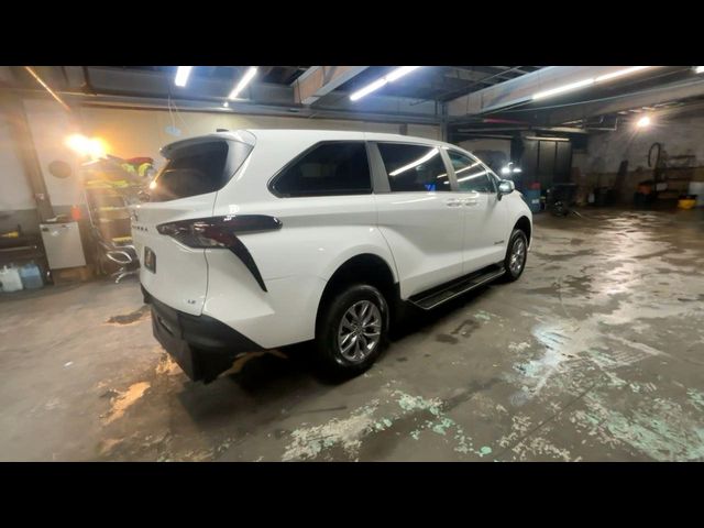 2025 Toyota Sienna LE