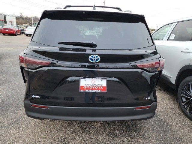 2025 Toyota Sienna LE