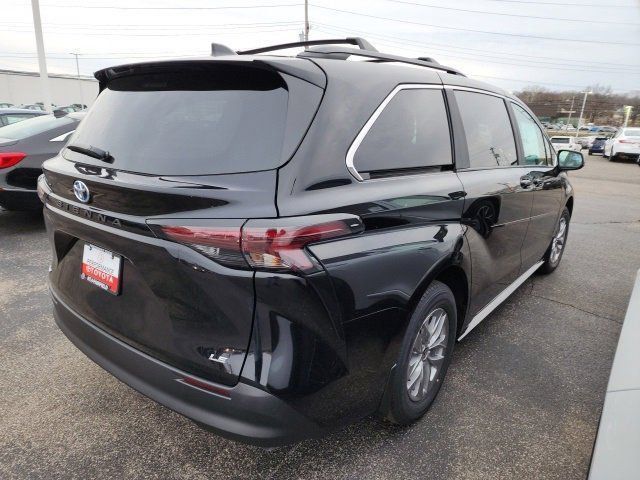 2025 Toyota Sienna LE