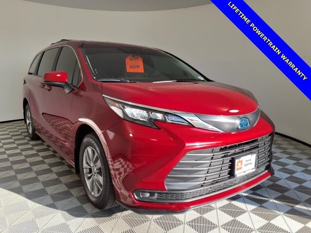2025 Toyota Sienna LE