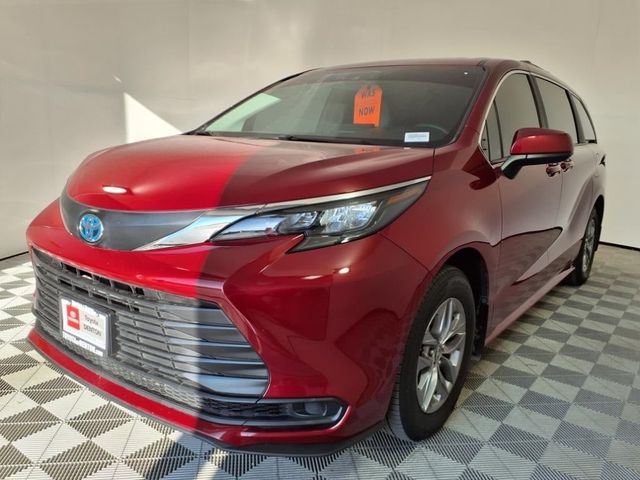 2025 Toyota Sienna LE