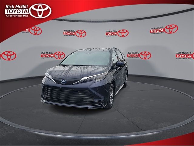 2025 Toyota Sienna LE